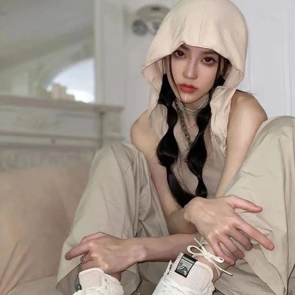 她行走于黑暗中